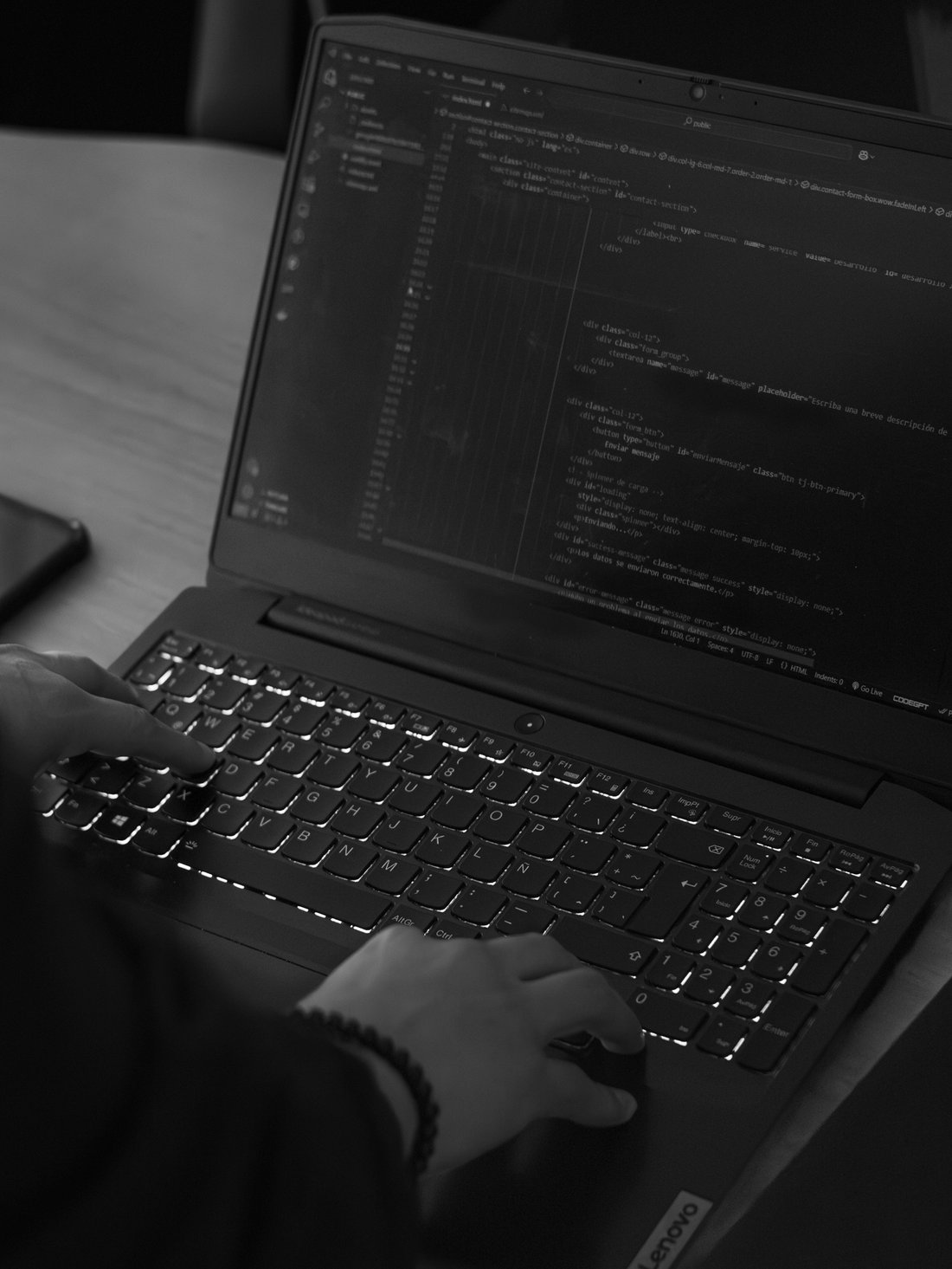 Ricardo Cabascango trabajando en el desarrollo de un sistema de inteligencia artificial